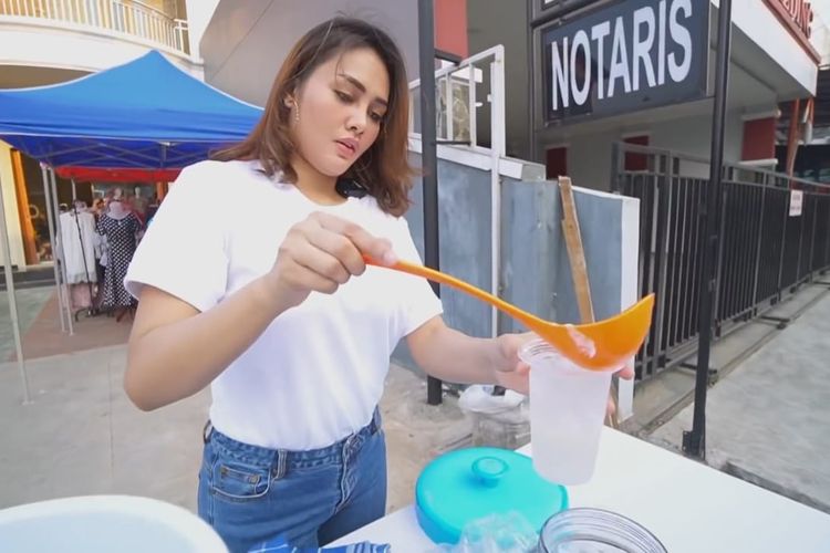 Mengaku Tak Dinafkahi Maell Lee, Intan Ratna Jualan Es Kepala di Pinggir Jalan